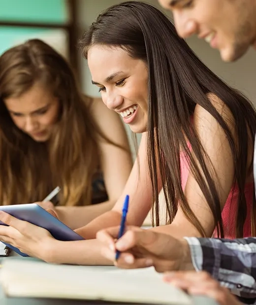 chicos jovenes estudiando