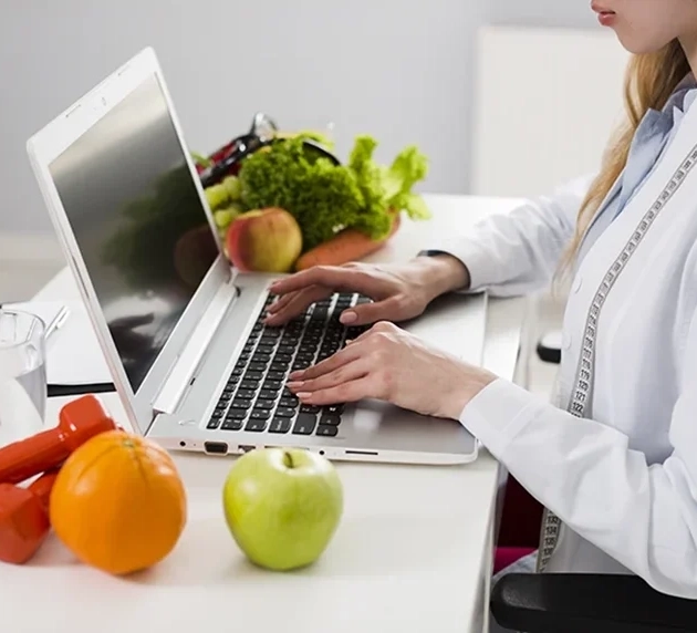 Mujer con pc y fruta