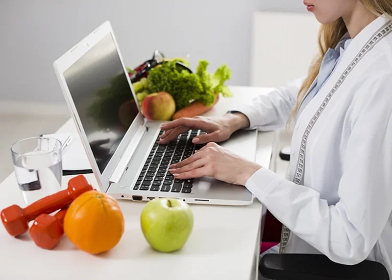 Mujer con pc y fruta