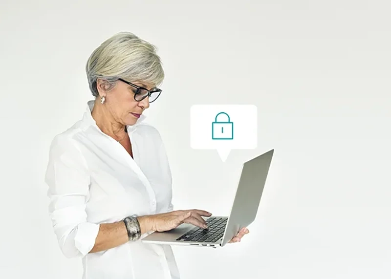 Mujer bloqueando el pc