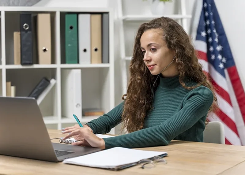 Mujer estudiando inglés