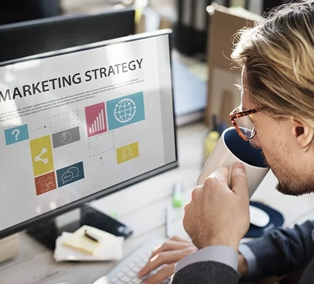 Hombre leyendo sobre marketing