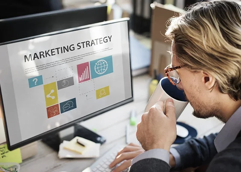 Hombre leyendo sobre marketing