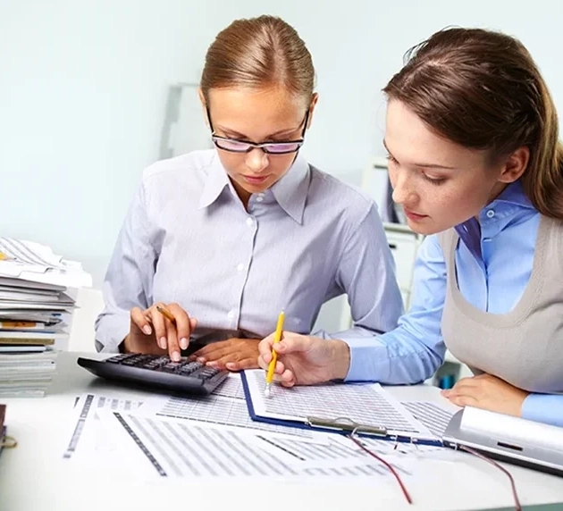 Mujeres con tablas y calculadora