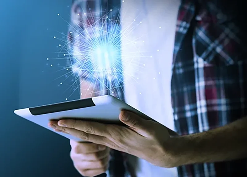 Hombre con tablet